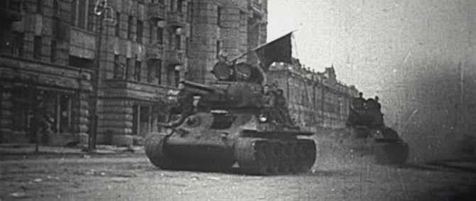 Танки 17-й гвардейской танковой бригады проезжают по Московской улице Орла.