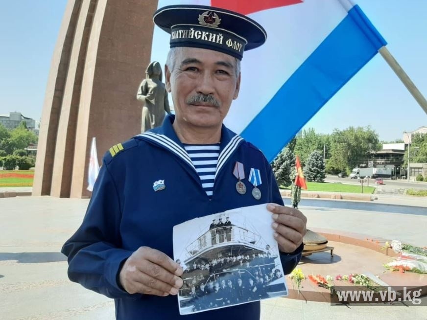 Ветераны ВМФ в Бишкеке возложили цветы к вечному огню (фото)