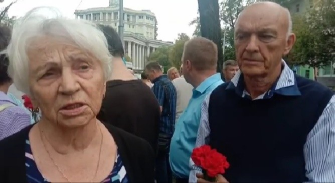 Память подводников АПРК “Курск” почтили у мемориала в Москве