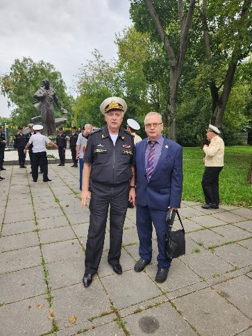 Память подводников АПРК “Курск” почтили у мемориала в Москве