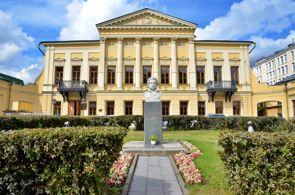 Выставка «Пушкин и дети» в Библиотеке-читальне Выставка «Пушкин и дети» в Библиотеке-читальне