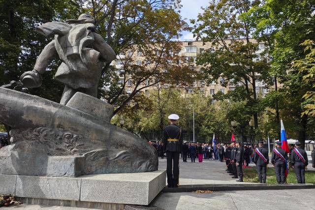 Памяти экипажа атомного подводного крейсера «Курск» Памяти экипажа атомного подводного крейсера «Курск»