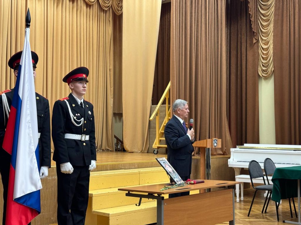 Торжественное мероприятие в школе № 875 города Москвы, посвященное открытию парты героя СВО Торжественное мероприятие в школе № 875 города Москвы, посвященное открытию парты героя СВО