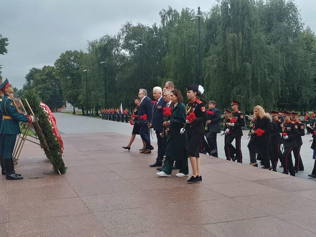Торжественная церемония возложения венков к Могиле Неизвестного Солдата в Александровском саду, посвященная разгрому советскими войсками немецко-фашистских войск в Курской битве Торжественная церемония возложения венков к Могиле Неизвестного Солдата в Александровском саду, посвященная разгрому советскими войсками немецко-фашистских войск в Курской битве