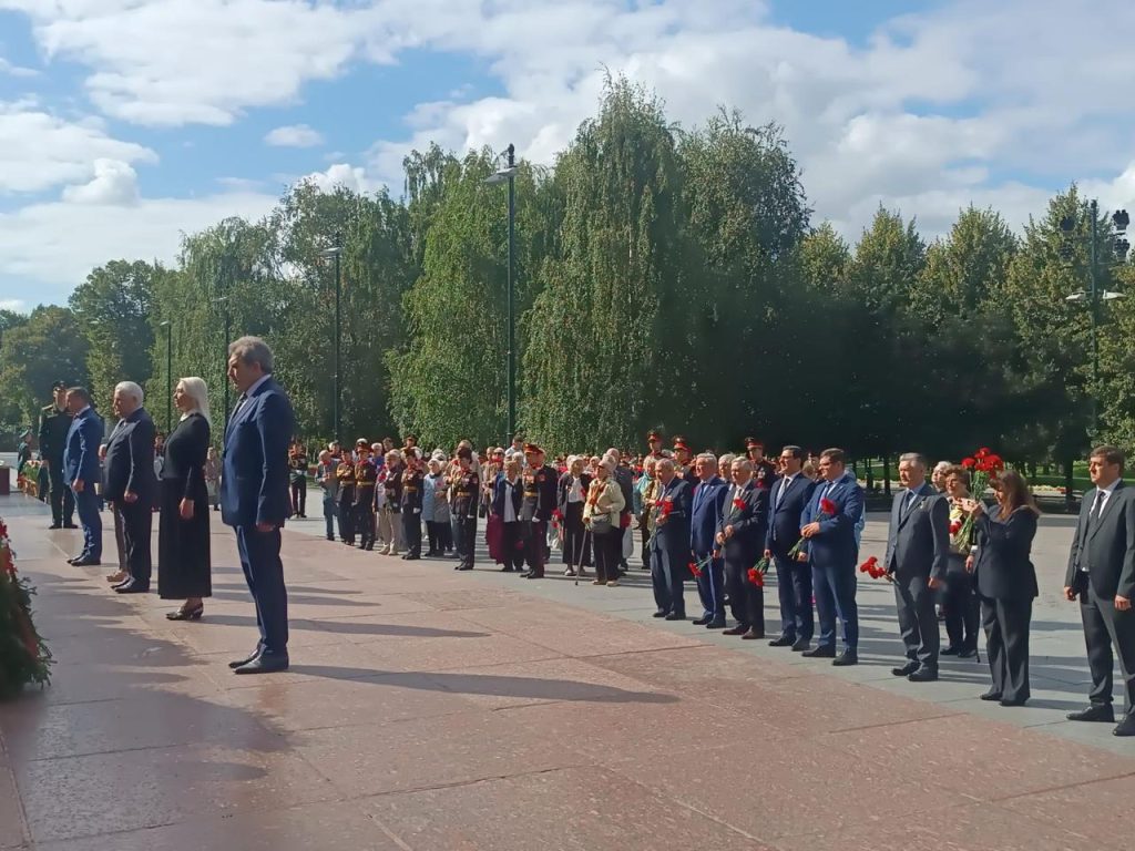 Церемония возложения венков к Могиле Неизвестного Солдата и корзин с цветами к Памятному знаку «Город-герой Ленинград» в Александровском саду, посвященная началу блокады Ленинграда Церемония возложения венков к Могиле Неизвестного Солдата и корзин с цветами к Памятному знаку «Город-герой Ленинград» в Александровском саду, посвященная началу блокады Ленинграда