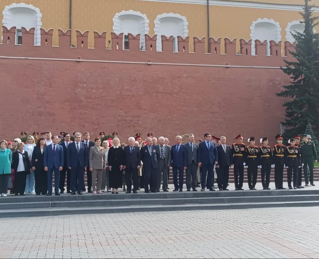 Церемония возложения венков к Могиле Неизвестного Солдата и корзин с цветами к Памятному знаку «Город-герой Ленинград» в Александровском саду, посвященная началу блокады Ленинграда