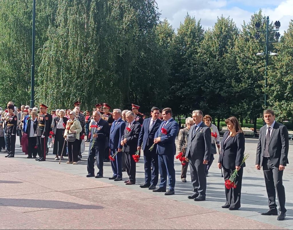 Церемония возложения венков к Могиле Неизвестного Солдата и корзин с цветами к Памятному знаку «Город-герой Ленинград» в Александровском саду, посвященная началу блокады Ленинграда
