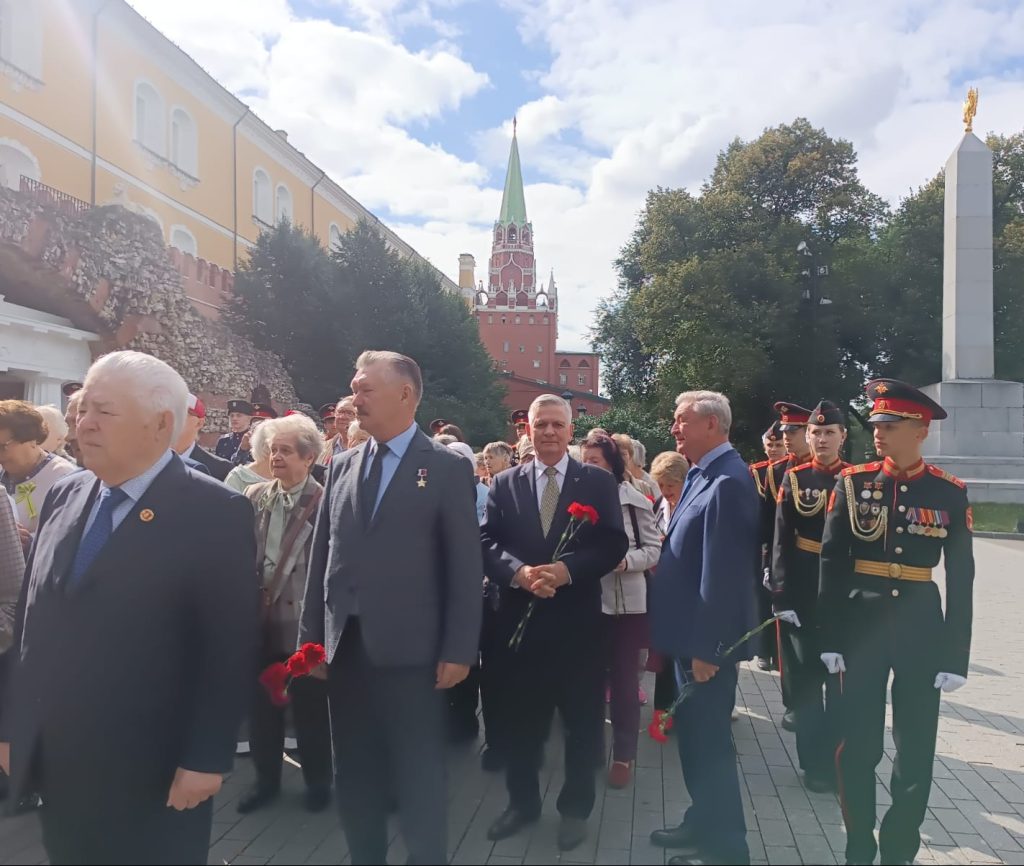 Церемония возложения венков к Могиле Неизвестного Солдата и корзин с цветами к Памятному знаку «Город-герой Ленинград» в Александровском саду, посвященная началу блокады Ленинграда