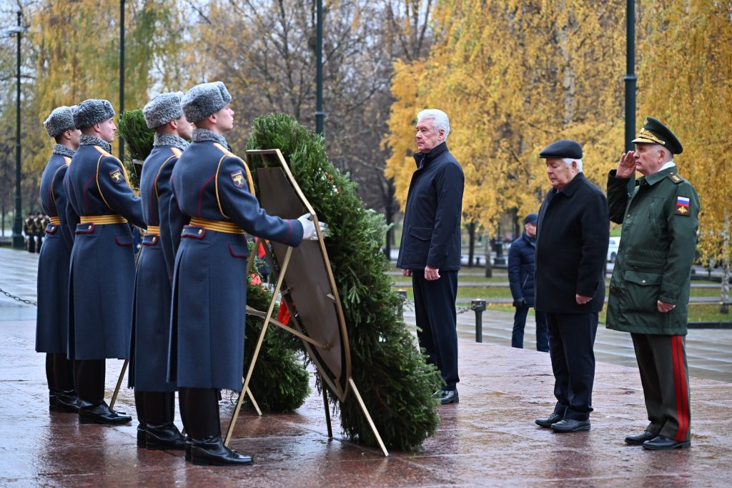 Церемония возложения венков и цветов к "Могиле Неизвестного Солдата" в Александровском саду, посвященная 84-й годовщине Военного парада на Красной площади 7 ноября 1941 года Церемония возложения венков и цветов к "Могиле Неизвестного Солдата" в Александровском саду, посвященная 84-й годовщине Военного парада на Красной площади 7 ноября 1941 года