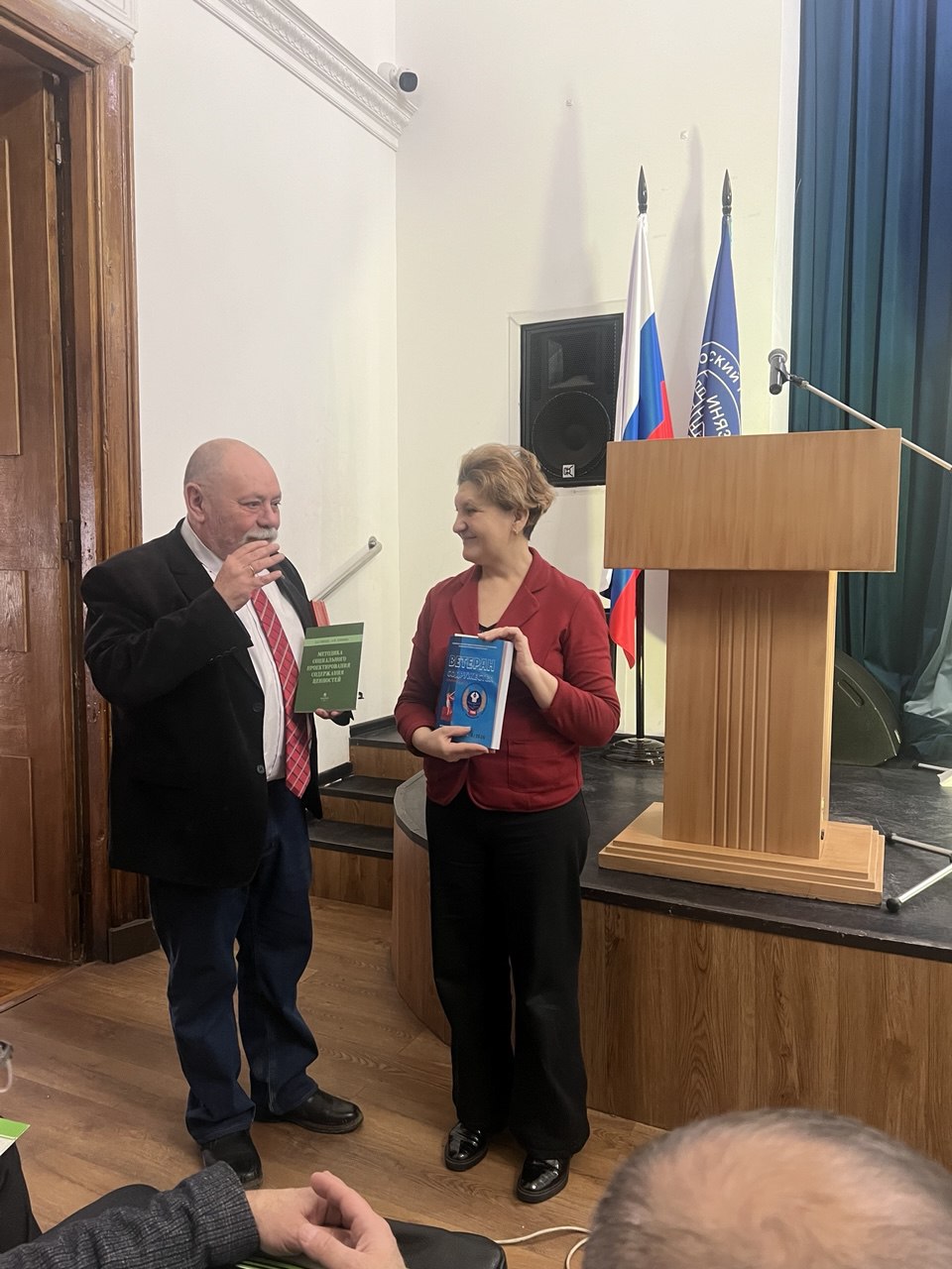 G:\СПЕКТАКЛЬ МГЛУ\3.. Витюк вручает журнал - копия.jpg