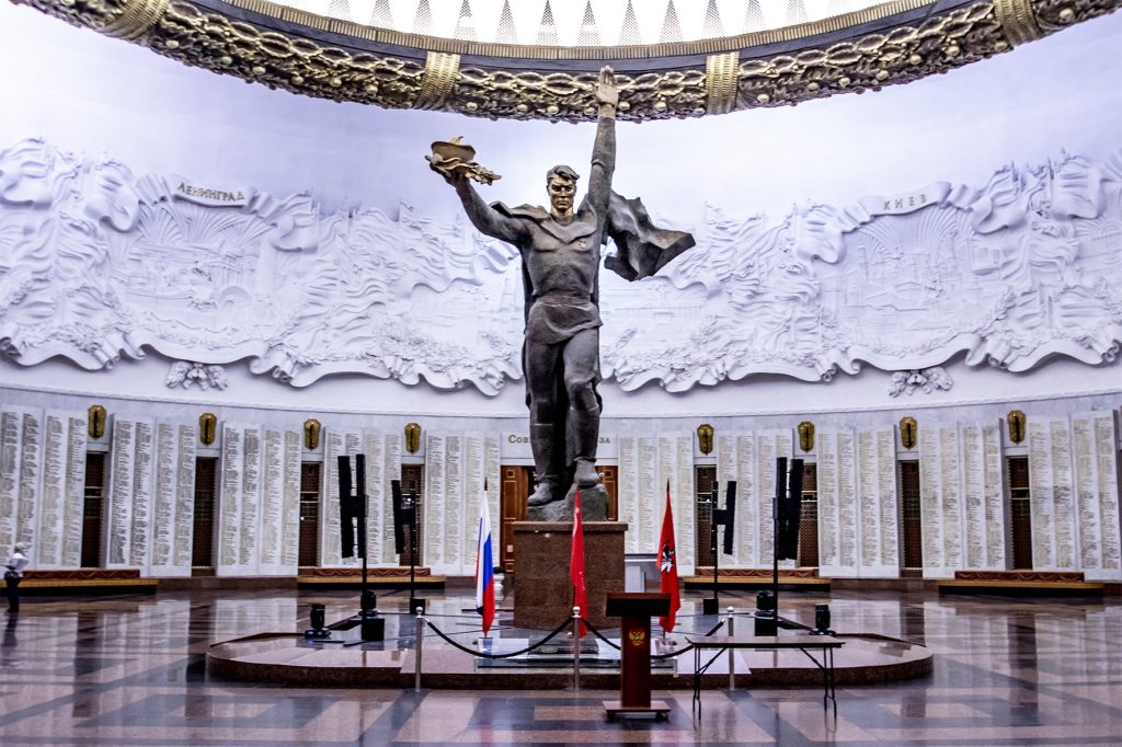 Торжественная церемония возложения цветов к монументу Солдата-Победителя в Зале Славы Музея Победы Торжественная церемония возложения цветов к монументу Солдата-Победителя в Зале Славы Музея Победы