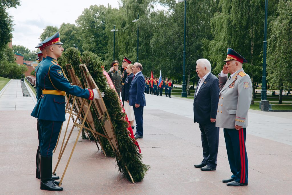 Церемония возложения венков и цветов к Могиле Неизвестного Солдата, посвященная Дню памяти и скорби и 85-й годовщине начала Великой Отечественной войны Церемония возложения венков и цветов к Могиле Неизвестного Солдата, посвященная Дню памяти и скорби и 85-й годовщине начала Великой Отечественной войны