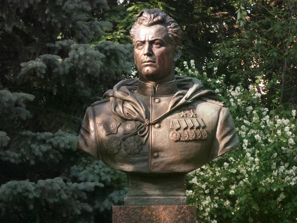 Памятно-мемориальное мероприятие, посвященное Дню памяти и скорби, у бюста дважды Героя Советского Союза генерала армии И.Д. Черняховского Памятно-мемориальное мероприятие, посвященное Дню памяти и скорби, у бюста дважды Героя Советского Союза генерала армии И.Д. Черняховского