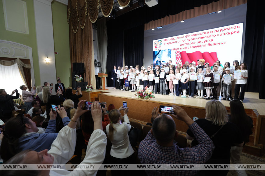 «Нам мир завещано беречь». В Минске подвели итоги конкурса детских рисунков