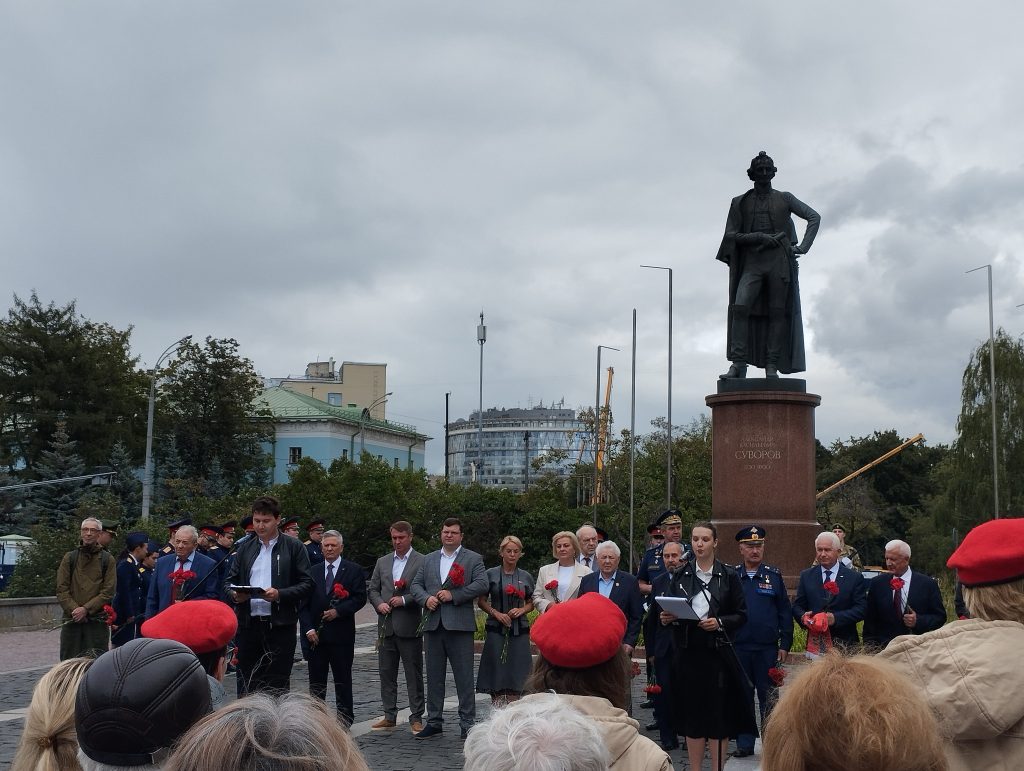Памятно-мемориальное мероприятие на Суворовской площади, организованное Комитетом общественных связей и молодежной политики города Москвы ко Дню города Памятно-мемориальное мероприятие на Суворовской площади, организованное Комитетом общественных связей и молодежной политики города Москвы ко Дню города