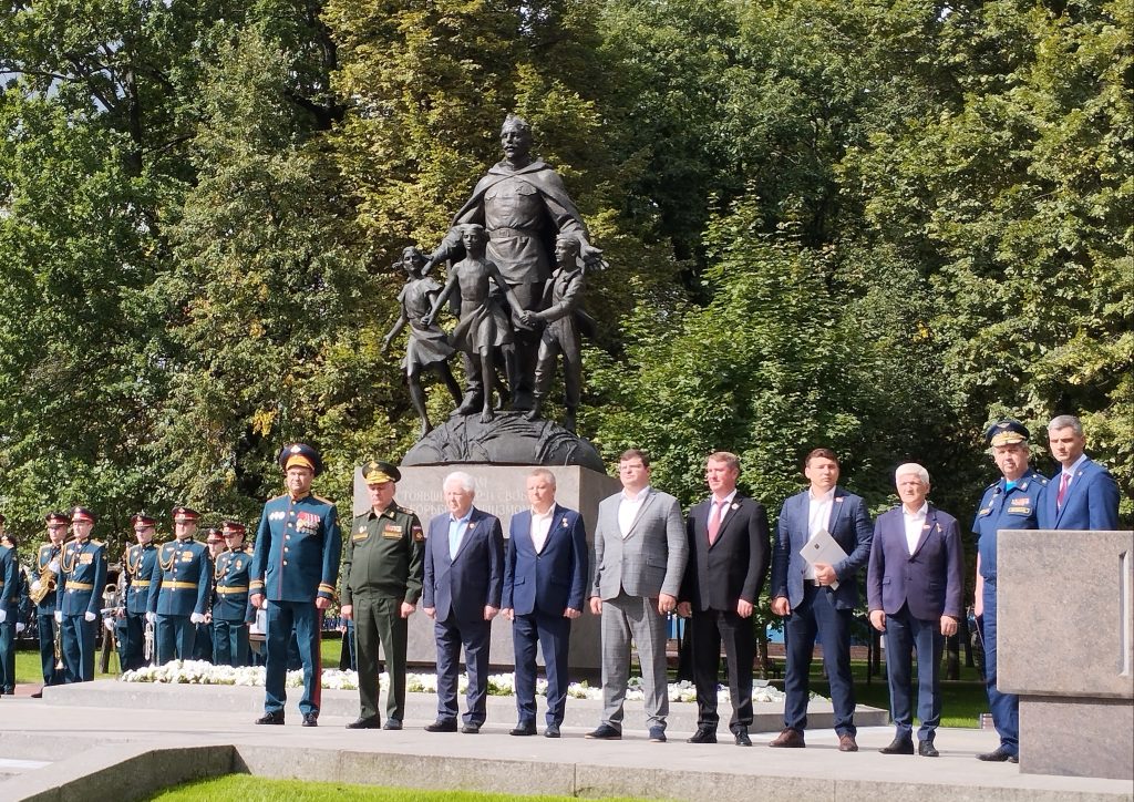 Торжественное мероприятие в обновленном Екатерининском сквере, организованное Управой Мещанского района города Москвы ко Дню города и 20-летию монумента «Воинам, отстоявшим мир и свободу в борьбе с фашизмом» Торжественное мероприятие в обновленном Екатерининском сквере, организованное Управой Мещанского района города Москвы ко Дню города и 20-летию монумента «Воинам, отстоявшим мир и свободу в борьбе с фашизмом»