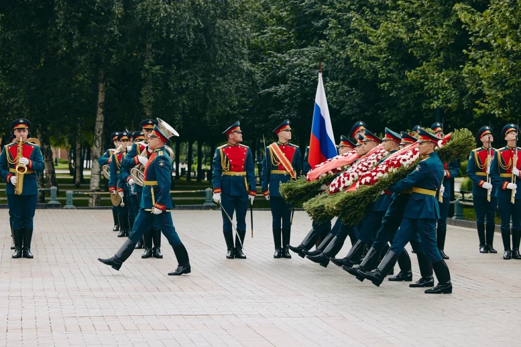 Церемония возложения венков и цветов к Могиле Неизвестного Солдата, посвященная Дню воинской славы России - Дню разгрома советскими войсками немецко-фашистских войск в Курской битве Церемония возложения венков и цветов к Могиле Неизвестного Солдата, посвященная Дню воинской славы России - Дню разгрома советскими войсками немецко-фашистских войск в Курской битве